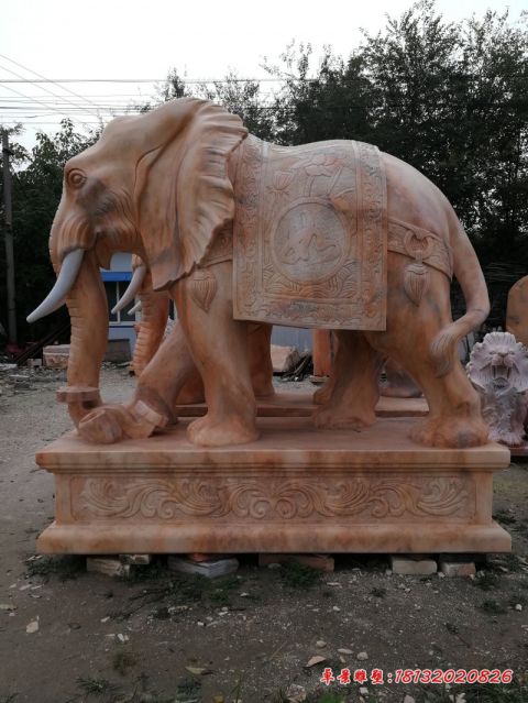 酒店门前晚霞红吉祥大象石雕