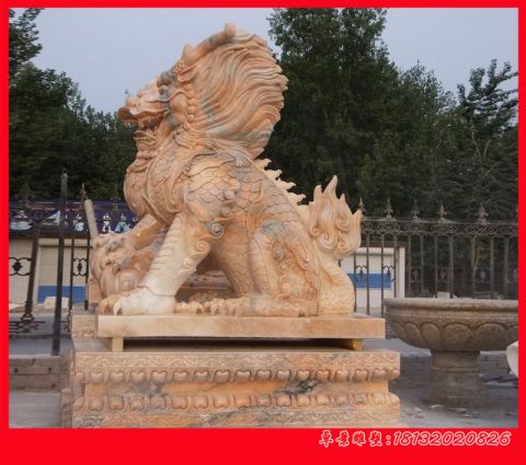 晚霞红门前镇宅坐式石雕麒麟