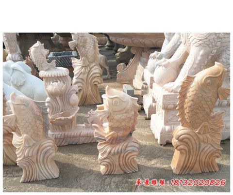 公园晚霞红石雕喷水鲤鱼