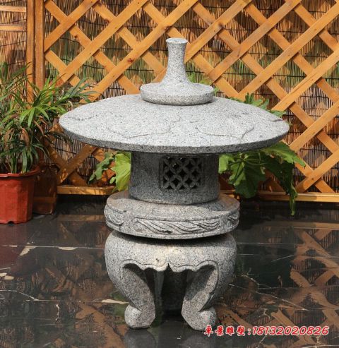 园林草地小型仿古石灯