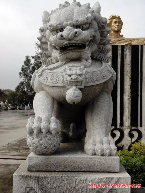 大理石门前踩球坐式石狮子