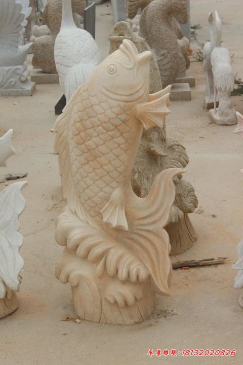 晚霞红喷水鱼公园动物石雕