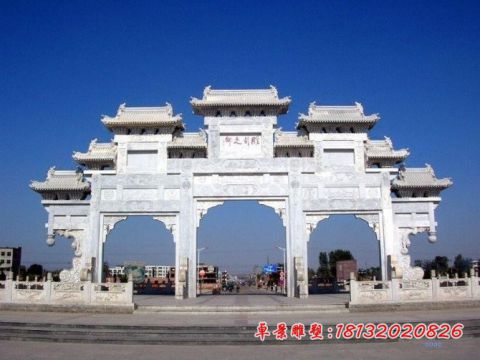 广场三门九楼石牌坊