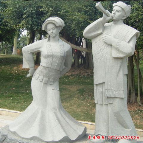 少数民族情侣石雕