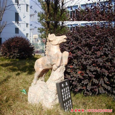 大型石雕马