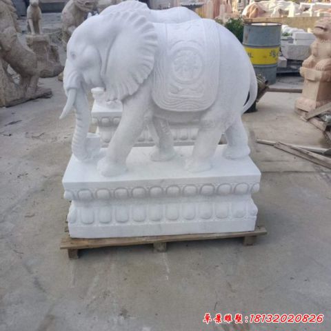 纳福石雕大象