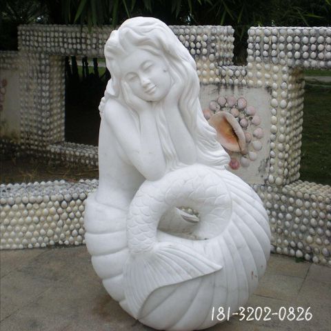 广场美人鱼石雕