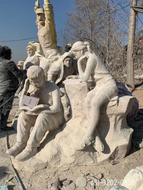 广场看书石雕人物