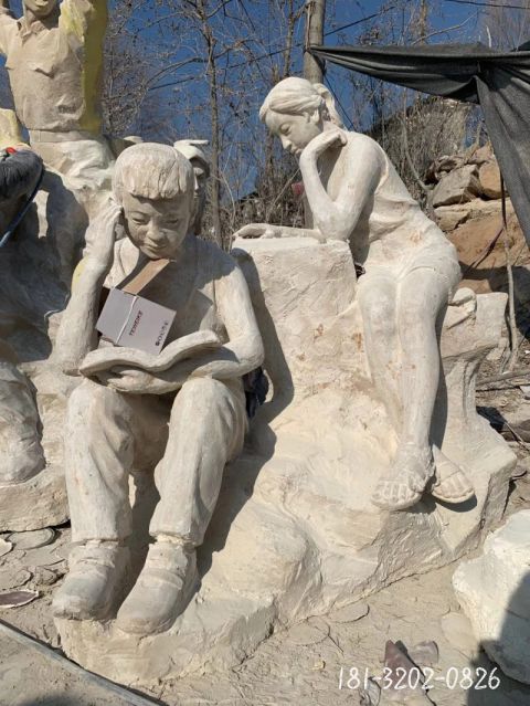 户外读书人物雕塑