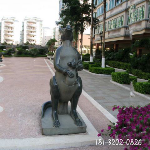 城市街道袋鼠雕塑