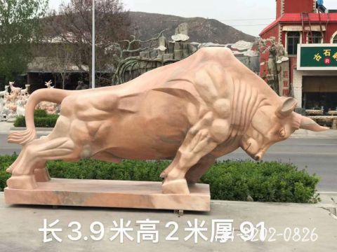 晚霞红动物开荒牛雕塑