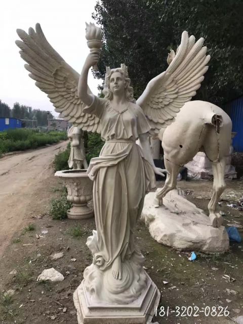 街道西方天使雕塑