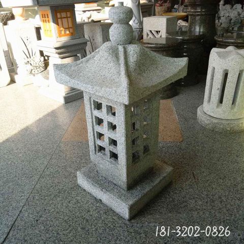 公园镂空石灯笼雕塑