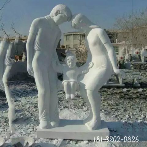户外一家三口雕塑